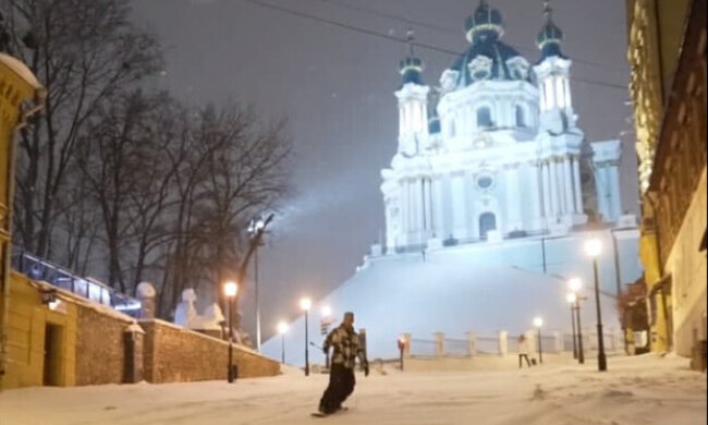 Андріївським узвозом катаються сноубордисти (відео)
