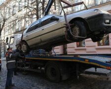 Київські поліцейські організували нелегальний штрафмайданчик для авто