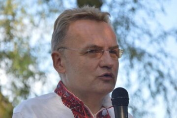 “Підтримай українське”: Садовий записав ролик на конопляному полі