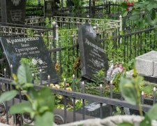 На Київщині невідомий зруйнував щонайменше 10 надгробних пам’ятників на міському кладовищі Бучі