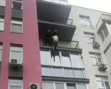 Умовили не стрибати: у Києві поліція врятувала підлітка від суїциду (відео)