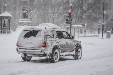 Дощ з мокрим снігом, вітер та ожеледиця: київських водіїв попередили про негоду