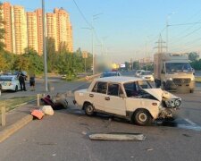 Постраждали діти: в Києві водій заснув за кермом та врізався у відбійник