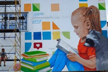 На фасаді школи на Троєщині з`явилась дівчинка з книгою