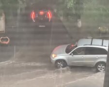 Машини у воді: дощ в столиці позаливав вулиці (відео)