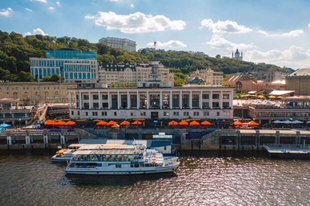 Київський річковий вокзал на ремонті: міняють кришу будівлі