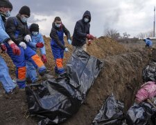 Тіла вкладають в кілька шарів: за місяць окупанти поховали в братських могилах 16 тисяч маріупольців