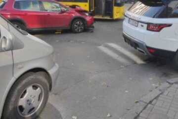 Автівка в’їхала в автобус у центрі Києва: постраждали діти