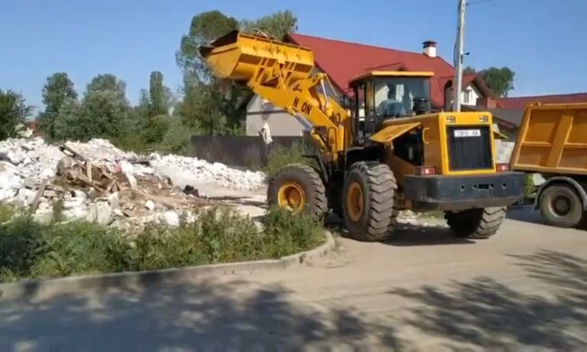 На Солом’янці ліквідували величезне сміттєзвалище (відео)