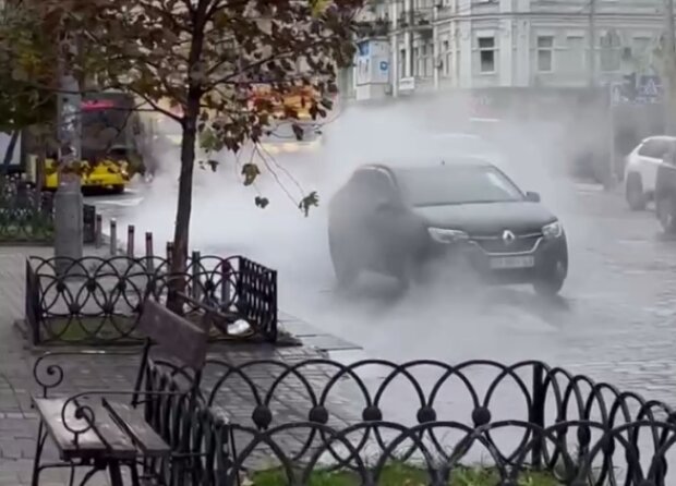 У Києві на Великій Васильківській, поблизу НСК "Олімпійський", відбулась аварія на тепломережі