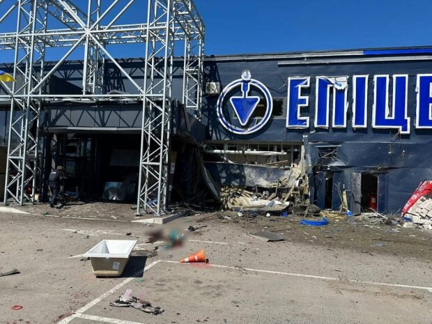 У Херсоні окупанти обстріляли гіпермаркет: є жертви та поранені