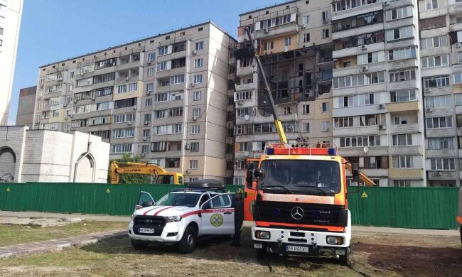 Рятувальники почали повертати речі мешканцям будинку на Позняках, де стався вибух