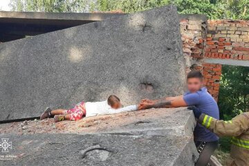 Дитина притисла руку бетонною плитою, граючись на недобудові - ДСНС Київщини врятували малолітню з пастки