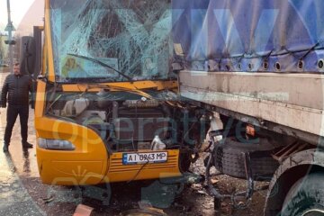 На Бажана маршрутка врізалась у вантажівку