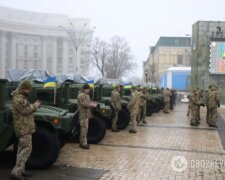 У Києві на Михайлівській площі помітили військову техніку