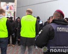 На київських ринках поліція влаштувала облаву на нелегалів