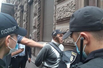 У центрі Києва чоловік кинув коктейль Молотова в офіс омбудсмена Денисової