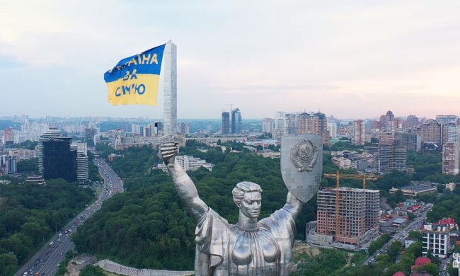 Україна за сім’ю: над монументом Батьківщини-матері підняли новий прапор (відео)