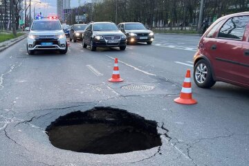 На київському проспекті провалився асфальт
