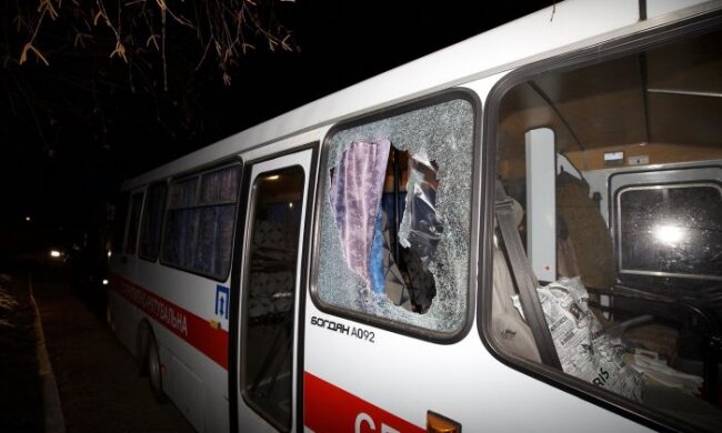 “Спаліть цей санаторій!”: під час сутичок у Нових Санжарах травмовано десятеро людей, розбиті вікна в автобусах (відео, фото)