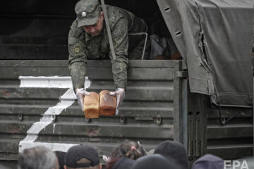У Маріуполі “гуманітарка” від РФ – це 400 наборів на 2000 людей, щогодини до 10 людей непритомніють – мерія