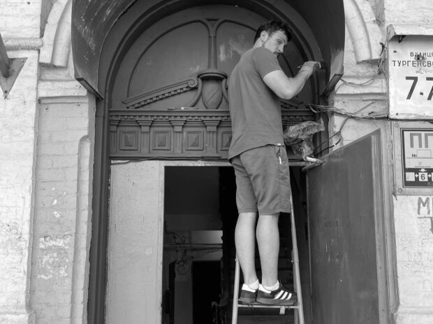 Активісти продовжують справу загиблого на війні Сергія Миронова — реставрують історичні двері Києва