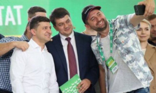 Зеленський збирає фракцію на “майданчику Януковича”