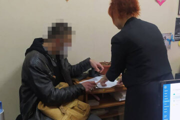 У Києві повідомлено про підозру іноземцю, який розбещував доньку співмешканки