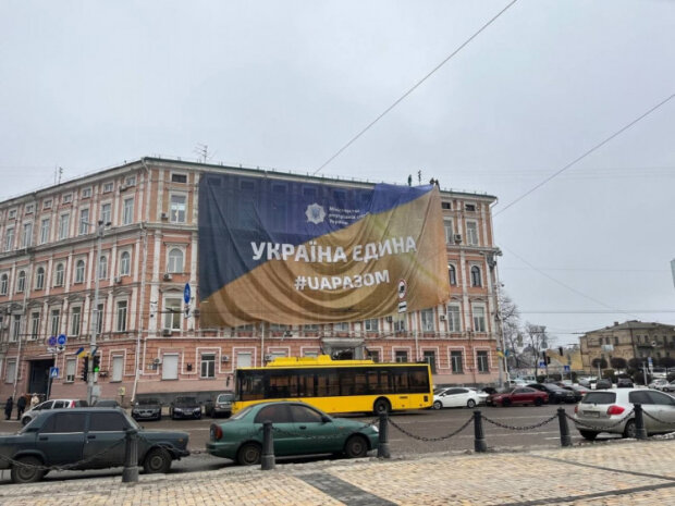 “Україна єдина”: у центрі Києва вивісили прапори на честь Дня єднання
