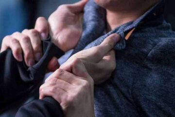 У Києві під час молитви священника чоловіки влаштували бійку (відео)