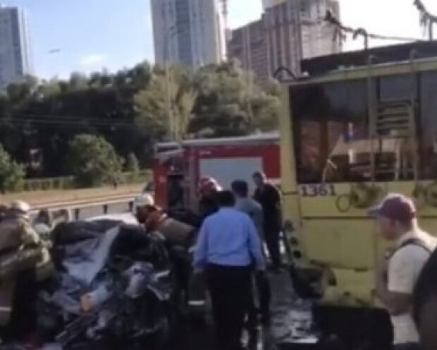 “Просто жах” – у Києві автівка врізалась у тролейбус