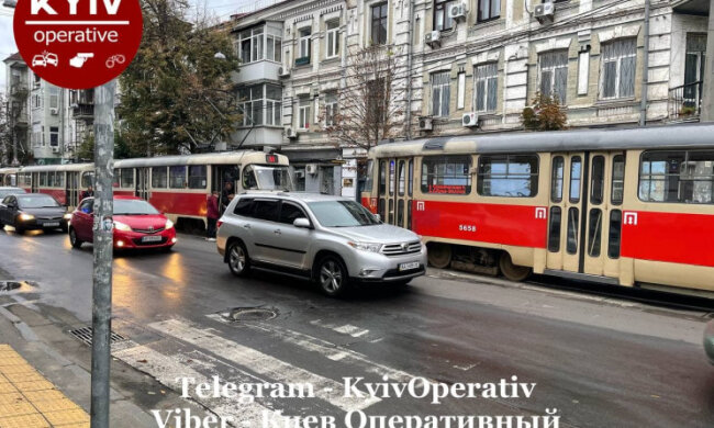 У Києві на Подолі через обрив контактних ліній зупинились трамваї