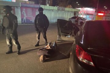 Представлявся співробітником СБУ: затримано шахрая, який обіцяв іноземцю громадянство України