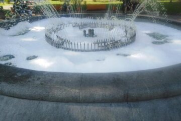 Вандали налили миючий засіб у фонтан