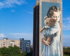 Росіяни хочуть зробити “новим символом” Маріуполя дитину, матір якої вбили ще 2015-го