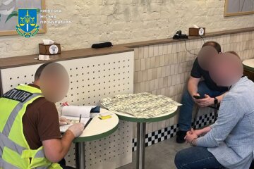 У Києві викрили шахрайську схему, за якою обіцяли допомогти у вирішенні проблем з ВЛК