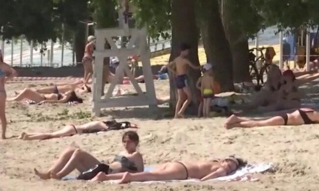 Пляжі в Києві ще не відкрили, але вони вже переповнені