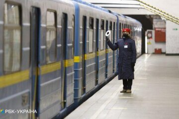 У метро Києва виявили підозрілий предмет. Закрили станцію “Славутич”