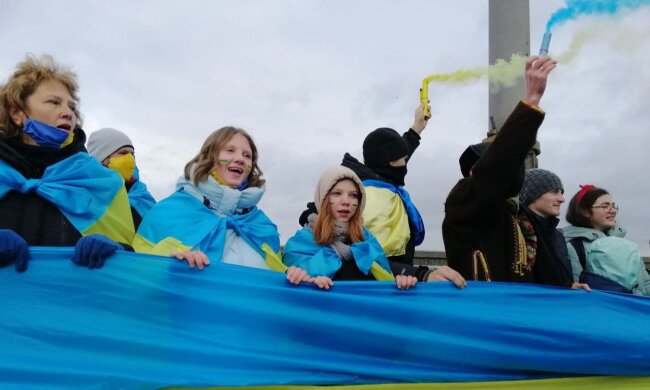 На мосту Патона утворили живий ланцюг та розгорнули 30-метровий прапор до Дня Соборності (відео)