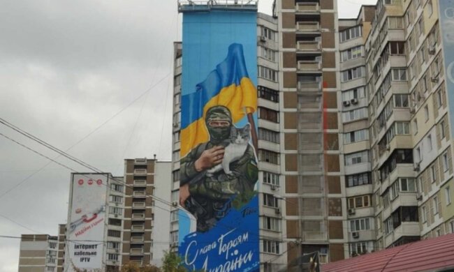 У Дарницькому районі столиці з'явився новий патріотичний мурал — "Слава Героям України"