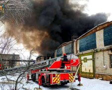 Під Києвом масштабна пожежа: горить склад із шинами