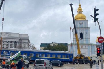 У центрі Києва з'явився розстріляний вагон з Ірпеня — для чого це?