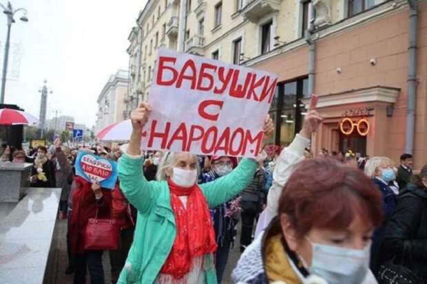 Бабусі з народом: під час Маршу пенсіонерів у Білорусі застосували газ та петарди (фото, відео)