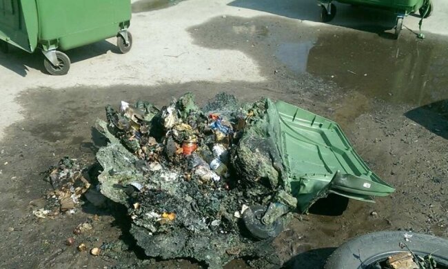 В Києві вандали псують та палять контейнери для сміття (відео)