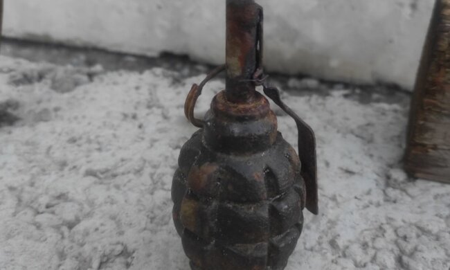 У Печерському районі чоловік повідомив, що під час прогулянки набережною, виявив предмет, схожий на гранату