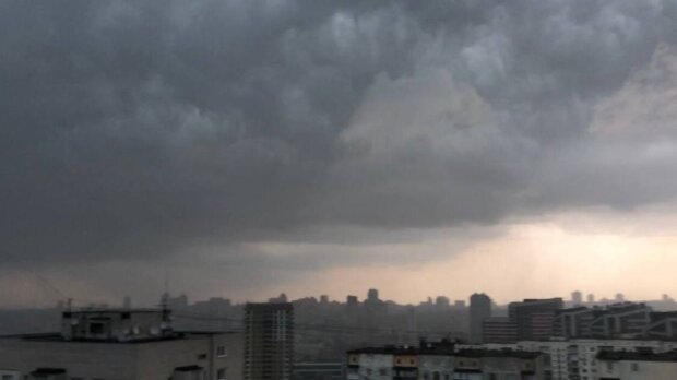На Київ суне шторм