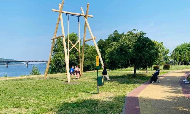 У Києві встановили другу велетенську гойдалку, яка приваблює мешканців та гостей оригінальністю