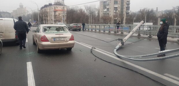 За фактом падіння ліхтарних стовпів на Шулявському мосту відкрито кримінальну справу