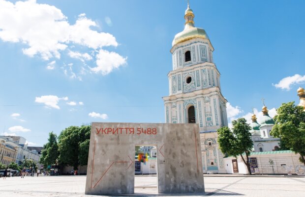 На Софійській площі у Києві встановили інсталяцію «Укриття від нетерпимості»