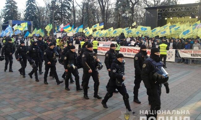 В центрі поліція, Нацгвардія, ДСНС та кінологи: біля ВР одразу 4 акції протесту